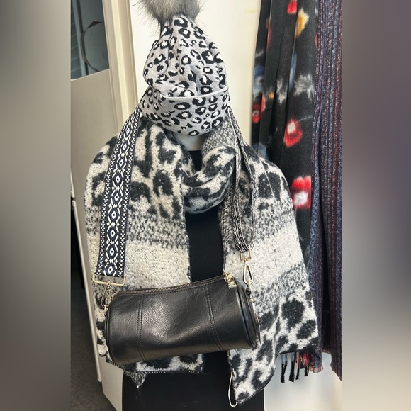 Bellamy Barrel Bag by Pretty Simple - Picture 1 of 8